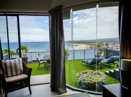 Sugar Beach Cottage, Sleeps 2 with sea view, central Gordons Bay