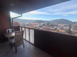Chambre avec balcon offrant une vue magnifique, hotel a Audun-le-Tiche