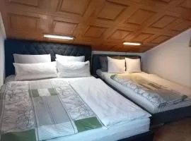 Familienzimmer mit zwei Doppelbetten