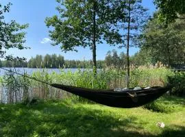 Tevänti järvenrantamökki