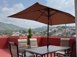 Casa Amplia con hermosa vista y estacionamiento privado