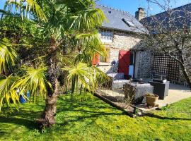 Jolie maison en pierres avec son jardin bucolique, hotel a Hardanges