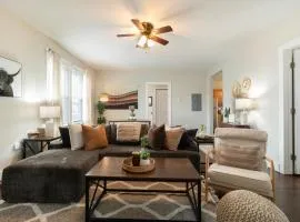 Stylish 2 Bedroom Groton Getaway Close to Everything