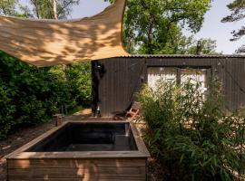 Luxe Hottub Japandi Tiny house in het Bos, hotel di Nunspeet