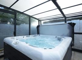 Llwyn Y Pia by N And N Stays, 4 Bedroom House in Cardiff with Private Hot Tub, Pool, Sauna and Pool Table, Perfect for Contractors, Corporate Teams and Families Visiting the city, Private Parking and Free WIFI, hotell i Cardiff