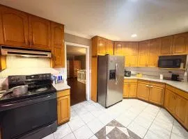 Modern Suite near Transit & Surrey Central - Free Parking & Wifi