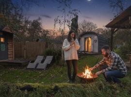 Emlyn's Coppice - Luxury Woodland Glamping, отель в городе Холиуэлл