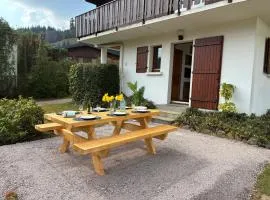 Chalet familial au centre ville de Gerardmer avec jeux et piscine extérieure estivale