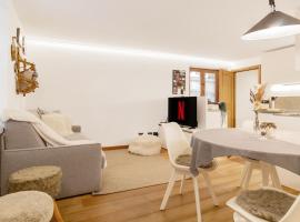 NEW Alpe Veille, Chalet Centro La Thuile 2 Bagni e Garage Privato, hotel a La Thuile