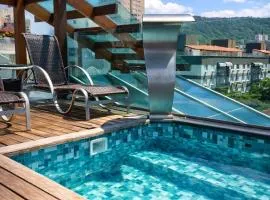 Cobertura Duplex, Piscina Privativa, Churrasqueira, 04 suítes, 2Q Praia