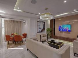Modern Luxury 4 Bedroom Stay in Lekki with Private Comfort, hótel í Mama