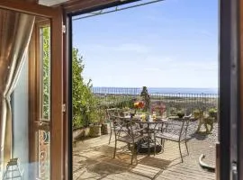 Bay View - holiday cottage by the sea with stunning views