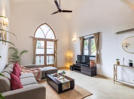 New Luxury Duplex villa with pool in Siolim, hótel í Siolim