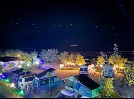 Camping Koman, hotel i Koman