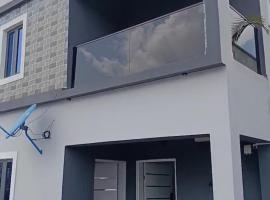 Dwellux Apartment, hotel em Rubuchi