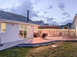 Family-Friendly Retreat between Beach & Mountains, Hotel in Morfa Bychan