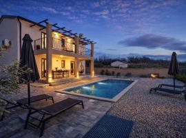 Villa Lumina Divina with Heated Pool near Porec, hotel en Prhati