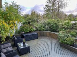 Spacious Family Home with Hot Tub near KEF Airport, hotel a Keflavík