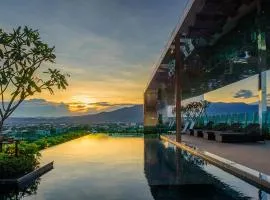 Deluxe 2-Bedroom Suite with Pool & Gym