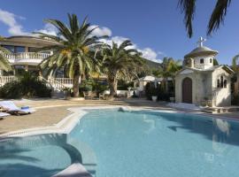 Villa Visanty with Private Pool & Access to Beach, Hotel in Aigósthena
