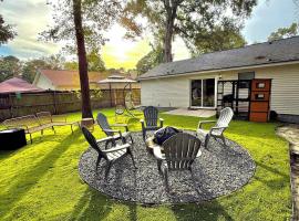 Modern Home with Theater, BBQ & Private Yard, Hotel in Ladson