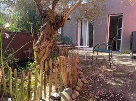Rez de Jardin Terrasse Literie Haut de gamme Proche Gare et Hyper Centre, hotelli kohteessa Quimper