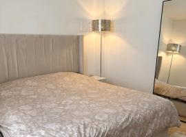 Cozy, bright house with terrace & free parking 2 rooms, hotel i Courtenay