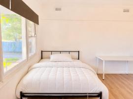 Modern Lake House - Private Comfy Room Near Lake Albert, Hotel in Lake Albert
