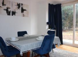 3-Bedroom House, with free parking, hotel a Luton