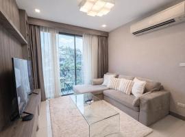 Spacious 2BR Condo with 2 Balconies in Sukhumvit16, hotel v destinaci Bangkok