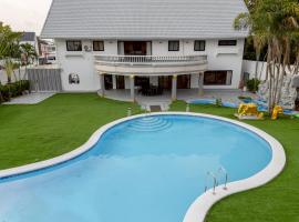 The Grand Aqua Mansion Pattaya -5BR Luxury Villa with Largest Private Pool โรงแรมในNong Prue
