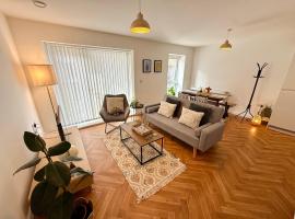 Issara Apartments 41 - Great location & Private Parking، فندق في بورتسماوث