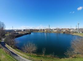 Lake and Alps near San Siro Stadium & Fiera Milano, hotel a Settimo Milanese