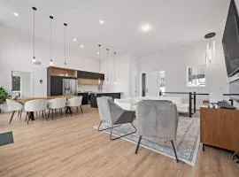Luxury 5BR Chalet with Sauna Hot Tub & Game Room