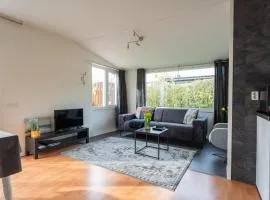 Zonneschijn, bungalow op vakantiepark bij zee