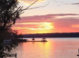 Beautiful Waterfront Retreat 1HR Drive FromToronto