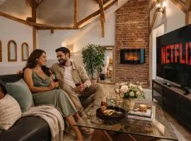 Fireplace Loft Retreat near Parliament Palace