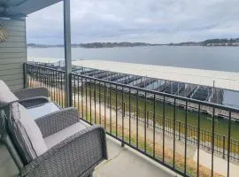 Easy-Access Lake Hamilton Condo w/ Fireworks View