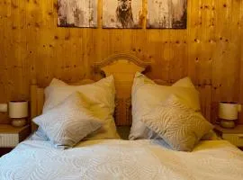 Haus Raphael - Schnitzereien - am Waldrand - Hunde willkommen - nähe Burghausen Altötting