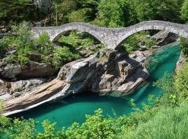 Casa Hella by fewotessin, hotel a Lavertezzo