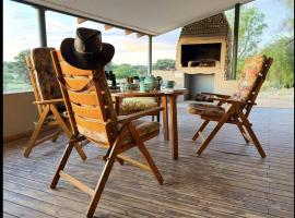 Kalahari-Trails Meerkat Sanctuary, hotel em Askham