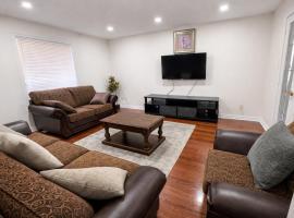 Cozy & Spacious 4BR Orangeville Home with Free Parking, Laundry & Patio! 10 Min Walk to Headwaters Hospital, 5 Min Drive to Mount Alverno! Ideal for Medical Stay, Family Travel & Work Trips!، فندق في أورنجفيل