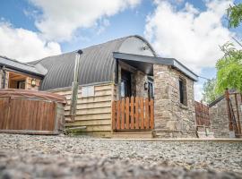 Dog-Friendly 4-Person Cottage with Hot Tub - Cantref, Brecon, Hotel in Brecon
