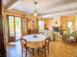 Large Spacious House In Fréjus, Hotel in Fréjus
