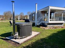 Maasparcje Lodge met Hottub,Firepit en KamadoBBQ, Hotel in Roermond