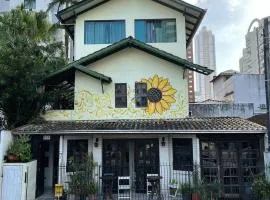 Uma pousada acolhedora, que combina a alma de um lar com o charme de Balneário Camboriú