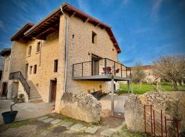 A l'ombre des vignes, chambres d'hôtes 3 épis avec piscine, Hotel in Poncin