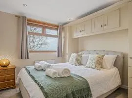 3-Bedroom Riverside Lodge with Hot Tub - Weston-on-Trent