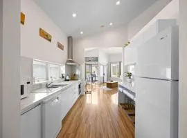 The Lookout, Modern Fremantle Apartment with View