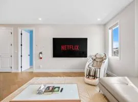 Large Detatched Luxury House with Massage, Poker Table And More